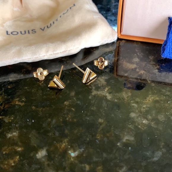 SOLD Louis Vuitton Essential “V” Earrings - Picture 3 of 11